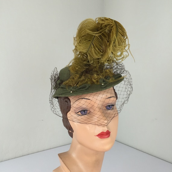 MAJESTIC DESIGNER 1940s\' GREEN FELT TILT HAT + CURLY FEATHERS + VELVET BOWS/VEIL P1260114__01297.1761760154.JPG?c=2 main image 3