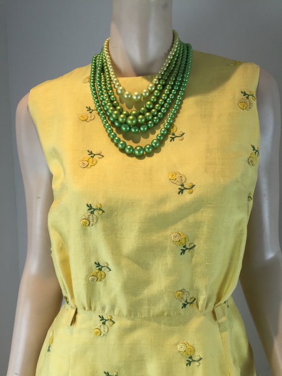 Holding Close - Vintage 1950s 1960s Yellow Floral… - image 4