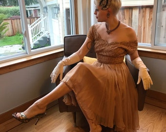 Cafe Americano Gala - robe de soirée cocktail de mariage en dentelle beige caramel vintage des années 1960 et en mousseline de soie