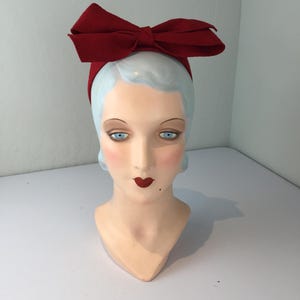 Standing On Her Own Terms - Vintage 1930s 1940s Red Wool Felt Bow Calot Cloche Hat