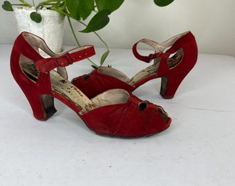 Deco Glamour - Zapatos de tacón vintage de ante rojo con tiras de piel, años 30 - 7AA