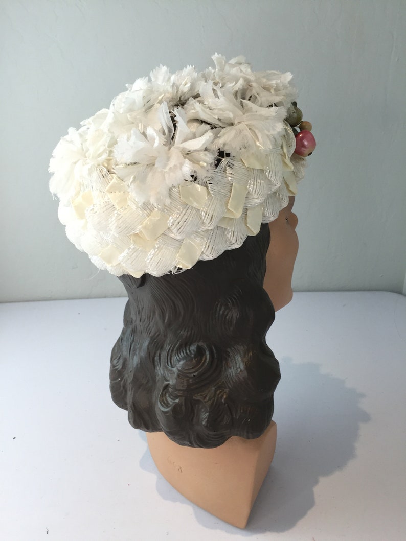 Subtle Touch of Style Vintage 1950s 1960s Ivory White Raffia Woven Pill Box Hat w/Berries image 6