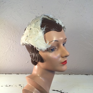 Ritratti di festa di nozze - Vintage anni '40 e '50 avorio arricciato piuma biscotto tagliafascinator mezzo cappello