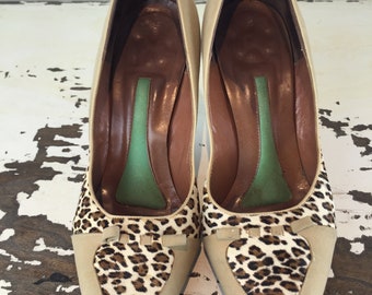 A Puurfectly Dramatic Entrance - Vintage 1950s 1960s Almond Beige Nubuck & Leopard Heels Shoes  - 6.5