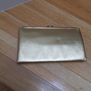 Ein kleines Dinner-Rendevous - Vintage 1950er 1960er Jahre Majestic Gold Lame Kunstleder Cabrio Handtasche Clutch