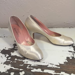 Walking Down the Aisle - Vintage 1940s Ivory Satin Pumps Shoes Heels - 7AA