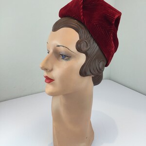 Geometric Charm Vintage 1930s Ruby Red Velvet Deco Stitch Work Sculpted Turban Styled Hat image 8