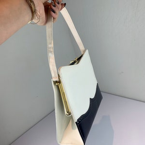 Just Us Gals Vintage 1960s White & Navy Blue Spectator Vinyl Faux Leather Handbag Purse image 4