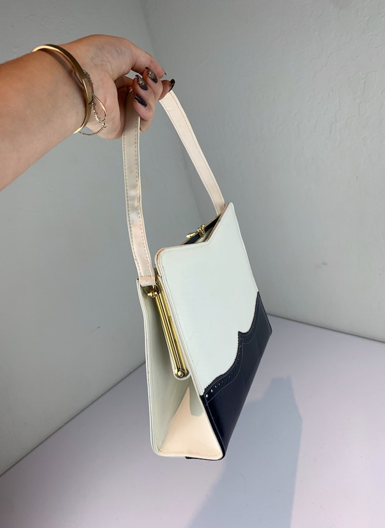 Just Us Gals Vintage 1960s White & Navy Blue Spectator Vinyl Faux Leather Handbag Purse image 4