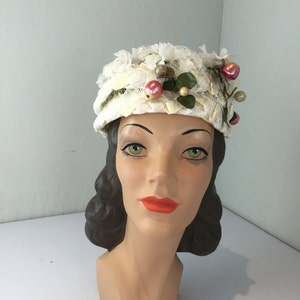 Subtle Touch of Style Vintage 1950s 1960s Ivory White Raffia Woven Pill Box Hat w/Berries image 1