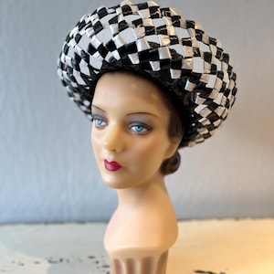 Ihr Hut war der Klang der Mode - Vintage 1960er Schwarz Weiß Raffia Breton Sonnenhut mit breiter Krempe