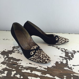 Stepping Out From Her Lair - Vintage 1960s Leopard & Black Nubuck Leather Heels Shoes Pumps - 9/9.5