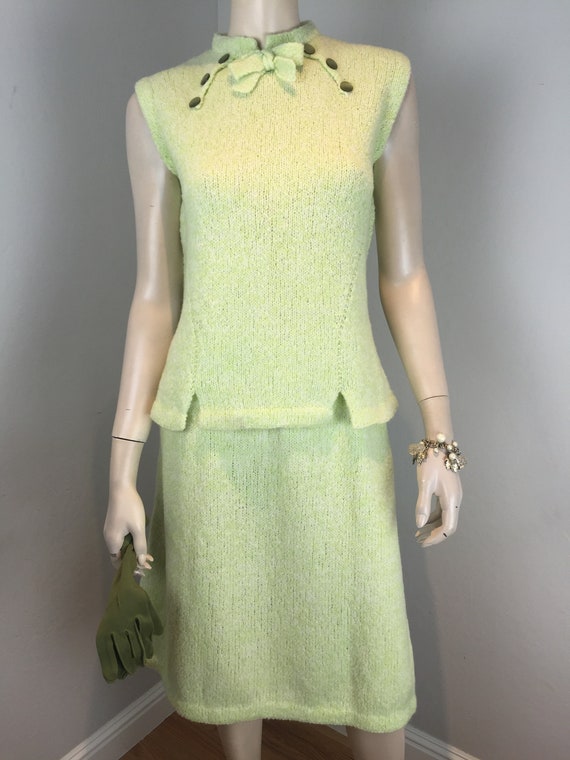 Just Off the Plane - Vintage 1950s 1960s Lime Char