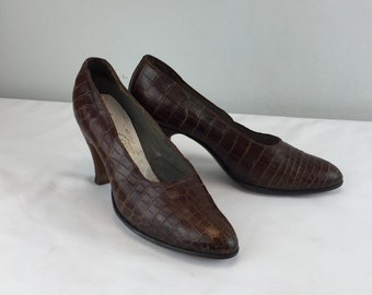 Classic Sightseeing Moments - Vintage 1950s Brown Croco Embossed Leather Heels Pumps Shoes - 6/6.5