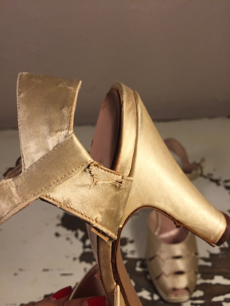 War Time Wedding Bliss Vintage WW2 1940s Ivory Satin Platform Wedding Pumps Shoes Heels 5 1/2AA image 5