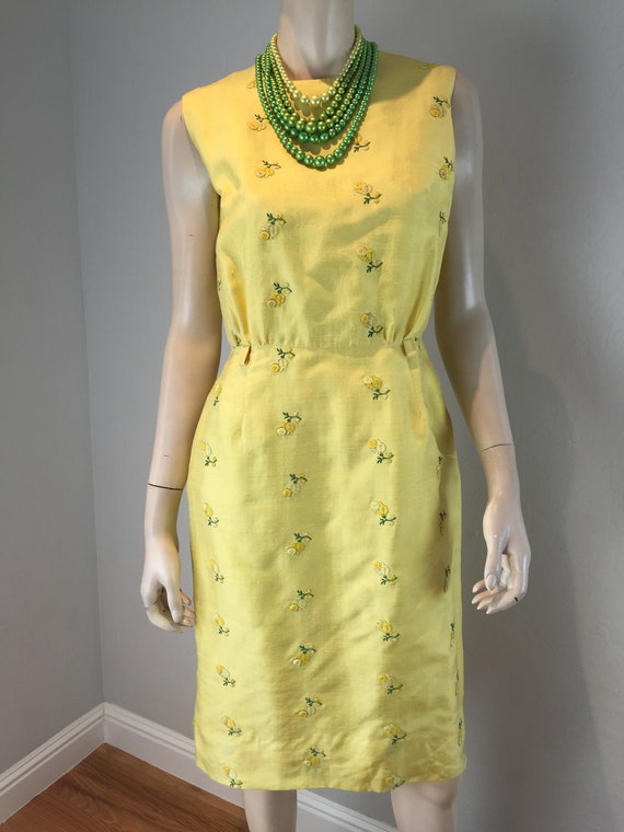 Holding Close - Vintage 1950s 1960s Yellow Floral… - image 3