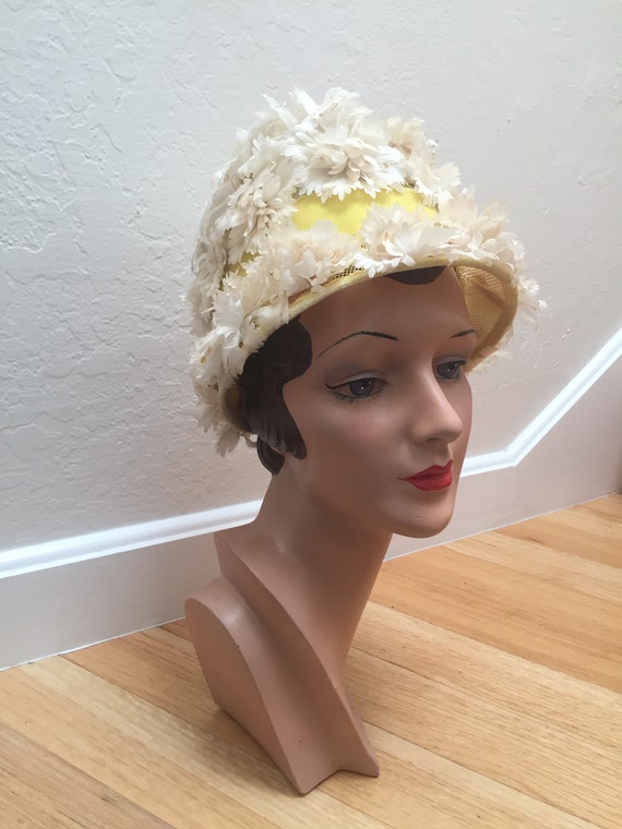 Skipping Into Spring - Vintage 1960s Daffodil Yel… - image 3