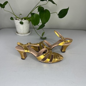 Golden Tipped to Toes - Vintage 1940s Gold Leather Strappy Heels Pumps - 7 1/2 N