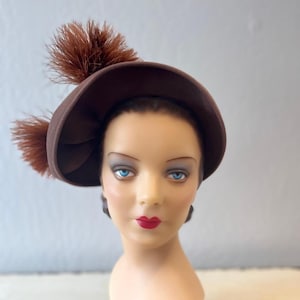 Miradas elegantes - Sombrero vintage de lana marrón moca de los años 40 con plumas marrón caramelo