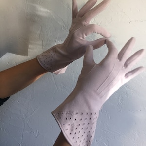 The Rush About Her Hands - Vintage 1940s 1950s Pale Lilac Lavender Nylon Over the Wrist Gloves - 5.5/6 Small