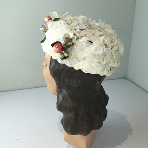 Subtle Touch of Style Vintage 1950s 1960s Ivory White Raffia Woven Pill Box Hat w/Berries image 7