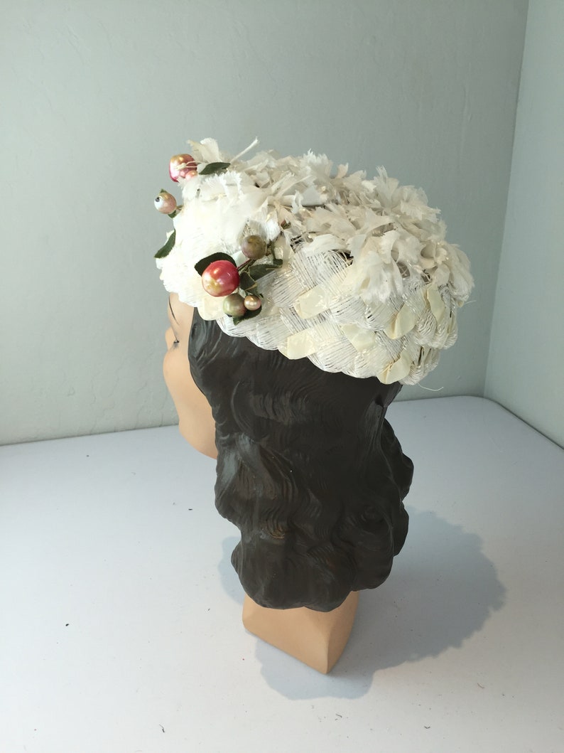 Subtle Touch of Style Vintage 1950s 1960s Ivory White Raffia Woven Pill Box Hat w/Berries image 7