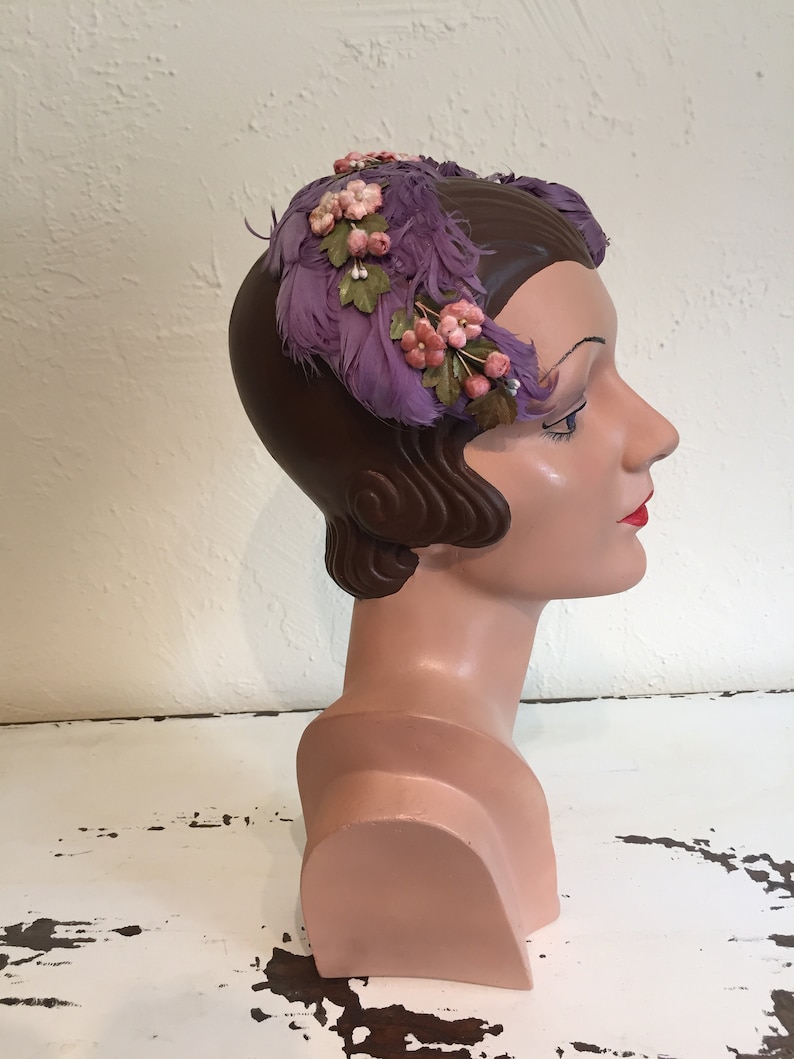 Did You See the Groomsmen Vintage 1940s 1950s Lilac Lavender Curled Feather & Floral Cookie Cutter Hat Fascinator image 5