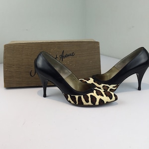On the Prowl Tonight - Vintage 1950s 1960s Printed Leopard Horse Fur & Black Leather Heels Shoes Pumps - 8AA