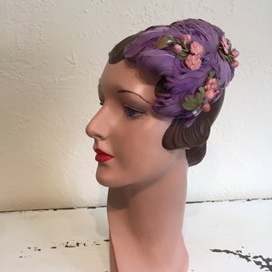 Did You See the Groomsmen Vintage 1940s 1950s Lilac Lavender Curled Feather & Floral Cookie Cutter Hat Fascinator image 8