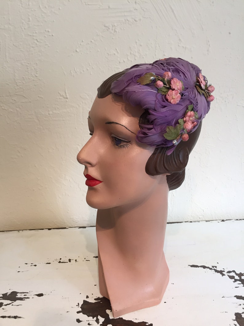 Did You See the Groomsmen Vintage 1940s 1950s Lilac Lavender Curled Feather & Floral Cookie Cutter Hat Fascinator image 8