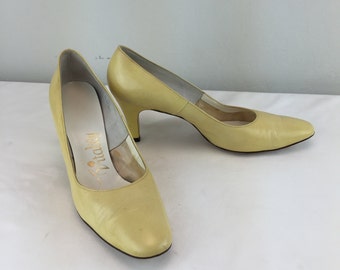 Sleek Slender Sunshine - Vintage 1960s 1970s Zapatos de tacón de cuero con perlas amarillas - 8.5