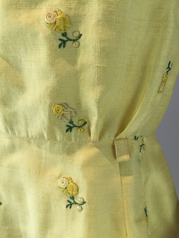 Holding Close - Vintage 1950s 1960s Yellow Floral… - image 6