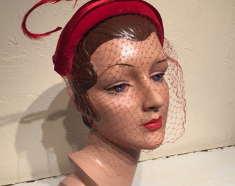 Était-ce trop, pensait-elle ? - Chapeau caplet en velours rouge véritable vintage des années 1950 avec filet et plume