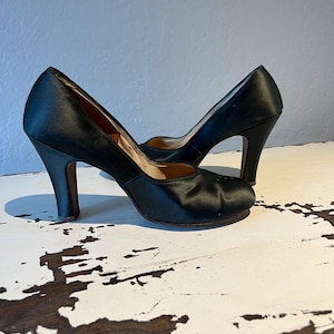 Poised On Parisian Streets - Vintage 1940s 1950s Black Satin Heels Pumps - 6 1/2A