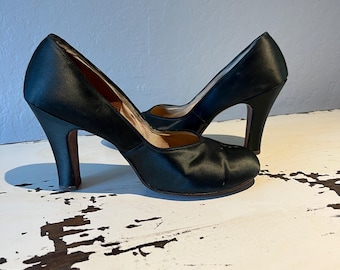 Poised On Parisian Streets - Vintage 1940s 1950s Black Satin Heels Pumps - 6 1/2A
