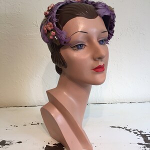 Did You See the Groomsmen Vintage 1940s 1950s Lilac Lavender Curled Feather & Floral Cookie Cutter Hat Fascinator image 4