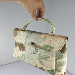 The Changing of the Seasons Vintage 1950s 1960s Pistachio Green & Gold Print Texture Vinyl Long Handbag Purse image 4