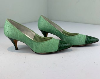 She Was Vivacious  - Vintage 1950s 1960s Grass Green Linen & Emerald Green Reptile Pumps Shoes Heels - 7 1/2B