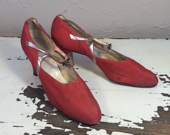 Strutting Down Main Street - Vintage 1920s Coral Rayon Heels w/Silver Leather Trim & Buckle - 7.5/8 Slender