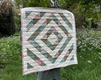 Handmade Baby Quilt – 80x80 cm – Soft Green & Pink Patchwork Blanket – Gender Neutral Newborn Gift – Stroller or Tummy Time Mat
