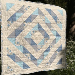 Édredon pour bébé fait main - 80 x 80 cm - Couverture en patchwork bleu et gris - Cadeau nouveau-né neutre en termes de genre - Poussette ou tapis pour la nuit