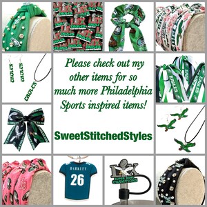 K&ouml;nnte beinhalten: Eine Collage von Accessoires zum Thema Philadelphia Eagles. Die Artikel umfassen Stirnb&auml;nder, Ohrringe, eine Halskette, eine Schleife und einen Schl&uuml;sselanh&auml;nger. Die Accessoires zeigen das Eagles-Logo und die Farben mit dem Text "EAGLES" und "SUPER BOWL CHAMPIONS".