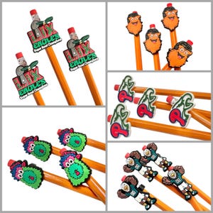 Puede incluir: Un conjunto de l&aacute;pices con varios adornos decorativos. Los adornos presentan dise&ntilde;os como el logotipo de los Philadelphia Eagles, la frase "EAGLES Super Bowl Champions" y un personaje de dibujos animados. Los l&aacute;pices son amarillos con gomas rojas.