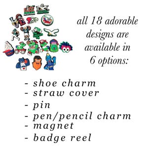 K&ouml;nnte beinhalten: Eine Sammlung von 18 farbenfrohen Schuhanh&auml;ngern, Strohhalmabdeckungen, Pins, Stift-/Bleistiftanh&auml;ngern, Magneten und Ausweisrollen. Das Bild zeigt verschiedene Designs, wie Sportteamlogos und Zeichentrickfiguren.