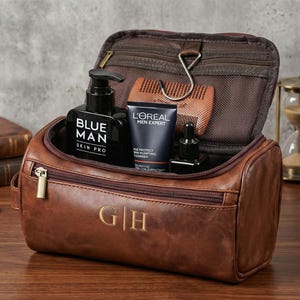 Op de afbeelding: Een set van drie keramische mokken met een gespikkelde, matte afwerking. Elke mok heeft een andere kleur: lichtblauw, crème en grijs. De mokken hebben een eenvoudig, modern ontwerp en een comfortabele handgreep.