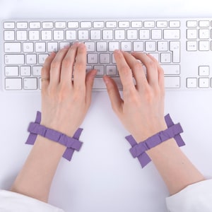 Wearable Mouse & Keyboard Wrist Rest, Carpal Tunnel Relief Wrist Pad for Office and Gaming, Ergonomic Purple Wrist Rest (2pcs)