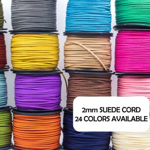 Peut inclure: Des bobines de cordon en daim de 2 mm dans diverses couleurs, dont le gris, le jaune, le beige, le marron, le violet, l'orange et le bleu marine. L'image montre une variété de couleurs. Le texte sur l'image indique "2mm SUEDE CORD 24 COLORS AVAILABLE."
