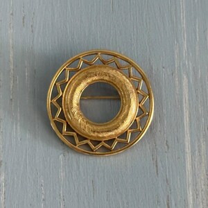 Monet Fantastic Vintage Brooch Brushed & Shiny Gold Tone Wreath Circle Style