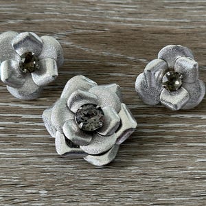 Beautiful Vintage Jewelry Set Silver Tone Metal w Gray Sparkly Rhinestones Brooch & Clip On Earrings