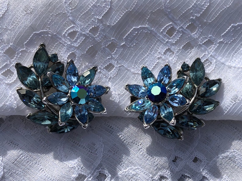 Outstanding Crown Trifari Vintage Rhinestone Clip On Earrings Blues Aurora Borealis